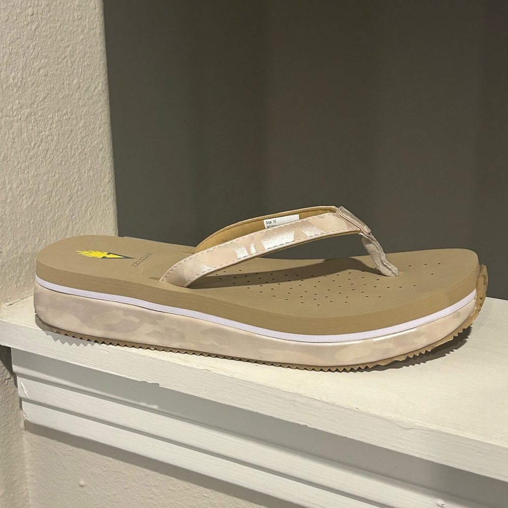 Volatile Women Untamed Beige/Camo Flatform Sandals Flats Sz 10 Medium New No Box - Picture 2 of 9